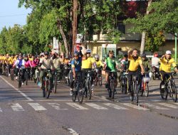 Sambut HUT Bhayangkara ke-76 Polres Sumenep gelar Sepeda Gembira dan Jalan Sehat