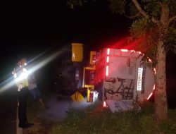 Akibat Kurang Konsentrasi, Truk Tangki Bermuatan Oksigen Hilang Kendali