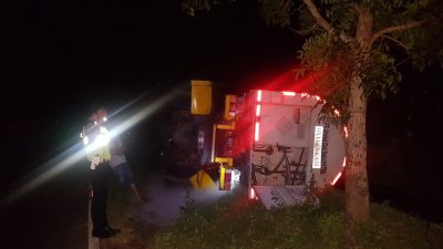 Akibat Kurang Konsentrasi, Truk Tangki Bermuatan Oksigen Hilang Kendali