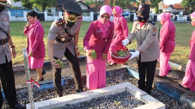 Sambut HUT Bhayangkara Ke-76, Polres Sumenep Ziarah dan Tabur Bunga di TMP Jokotole