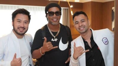 Ronaldinho Diboyong Raffi Ahmad Ke Rumahnya Saat Berada di Indonesia