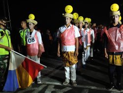 Lagi, Malam Ini Camat Guluk-Guluk Lepas Peserta Lomba Gerak Jalan Tingkat Umum Dengan Kostum Unik