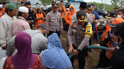 Polres Sumenep Bersama BPBD Suplai Air Bersih Kepada Warga Yang Terdampak Kekeringan