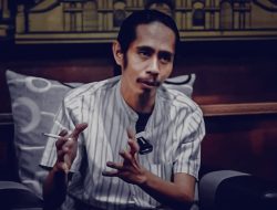 Seragam, Merah, Belasan Milyar