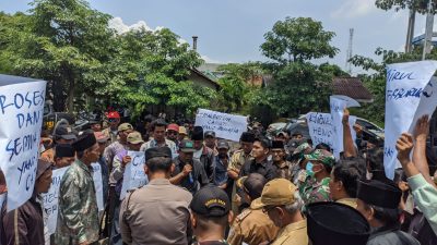 Tidak Netral dan Main Mata, Camat Kwanyar Digeruduk Masyarakat