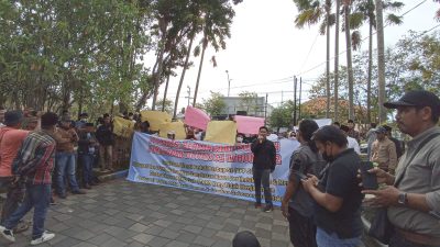 Merasa Dipermainkan P2KD, Masyarakat Dari Tiga Desa Kepung Pemkab Bangkalan