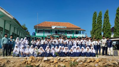 Peduli Lingkungan, Lembaga Pendidikan Siratul Islam Gelar Penghijauan di Kegiatan MPLS