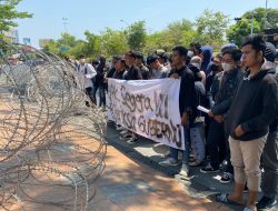 Ratusan Massa Solidaritas Mahasiswa dan Santri Anti Korupsi Gelar Demo di Kantor Gubernur Jatim, Tuntutannya Ini