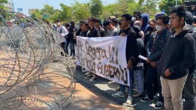 Ratusan Massa Solidaritas Mahasiswa dan Santri Anti Korupsi Gelar Demo di Kantor Gubernur Jatim, Tuntutannya Ini