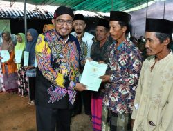 Bupati Sumenep Serahkan Sertifikat PTSL Secara Simbolis Kepada Warga Pasongsongan dan Rubaru