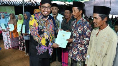 Bupati Sumenep Serahkan Sertifikat PTSL Secara Simbolis Kepada Warga Pasongsongan dan Rubaru