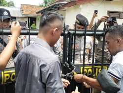 Breaking News: Demo Dinkes Ricuh Hingga Berujung Segel Kantor