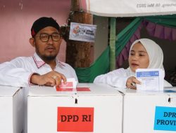 Bupati Sumenep Tetap Salurkan Hak Politiknya Meski TPS 01 Desa Torbang Diguyur Hujan