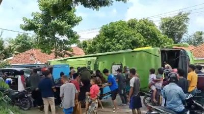 Bus Bermuatan 8 Penumpang Terguling di Sumenep