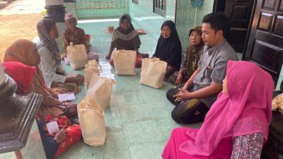Sisir Pelosok Desa, Dear Jatim Bagikan Sembako Pada puluhan Warga