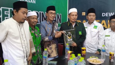 Dikawal Ratusan Orang, KH. Holilurrahman Ambil Formulir Pendaftaran Bacabup Pemekasan