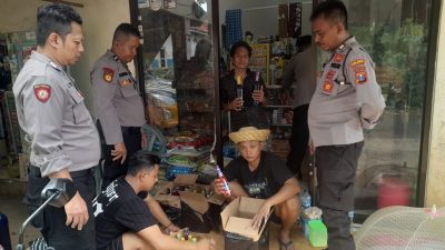 Razia Warung di Talango, Sat Samapta Polres Sumenep Amankan Puluhan Botol Miras Berbagai Merek