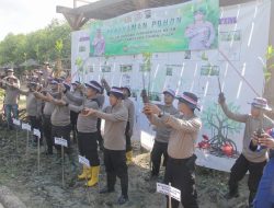 Polres Sumenep tanam Seribu Pohon Mangrove Di Pantai Kedatim Saronggi