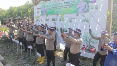 Polres Sumenep tanam Seribu Pohon Mangrove Di Pantai Kedatim Saronggi