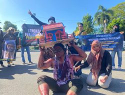 Jurnalis Pamekasan Bersatu Gelar Aksi di Arek Lancor Minta Kapolri Hukum Pelaku Pembunuhan Seorang Wartawan Sumut Seberat-beratnya