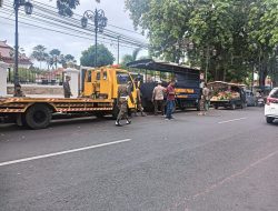 Satpol PP dan Damkar Tertibkan PKL Arek Lancor Pamekasan