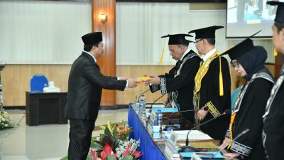 Kepala Bappeda Kabupaten Sumenep Sandang Gelar Doktor Dengan Predikat Cumlaude
