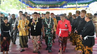 Hadir di Acara Penjamasan Keris Desa Aeng Tong-tong, Bupati Sumenep: Proses ini Mengandung Nilai Religius yang Sangat Sakral