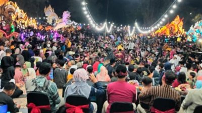 Kirab Maskot Si Jalih dan Si Busok Sukses Hipnotis Ribuan Penonton di Zona 3 Kecamatan Pragaan