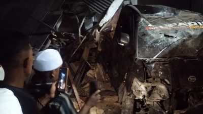 Breaking News: Mobil Tabrak Sebuah Toko di Guluk-Guluk