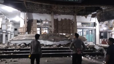 Diduga Bangunan Tua, Teras Masjid Baiturrahman Ra'as Ambruk