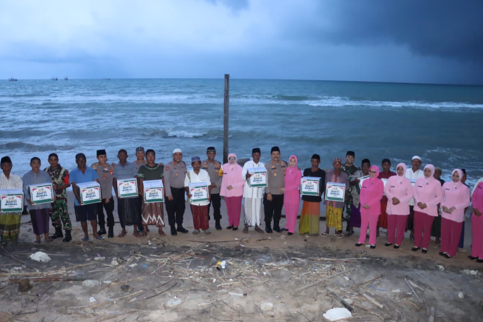 Polres Sumenep Gelar Bakti Sosial Bersama Nelayan dan Kelompok Sadar Wisata Pantai Slopeng