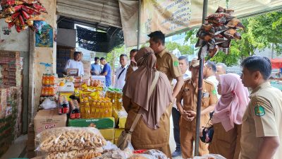 TPID dan Satgas Pangan Kabupaten Sumenep Melakukan Pengecekan Peredaran MinyaKita di Pasar Anom