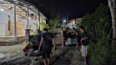 Demi Kenyamanan Masyarakat, Kades Karduluk Bergotongroyong Sasar Jalan Poros Desa Meskipun Malam Hari