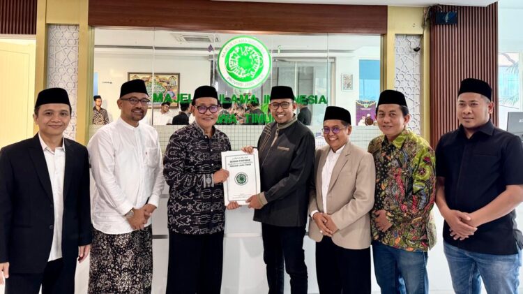 Bupati Sumenep Terima SK Pengurus MUI Jatim, Berkomitmen Kontribusi untuk Kemaslahatan Umat