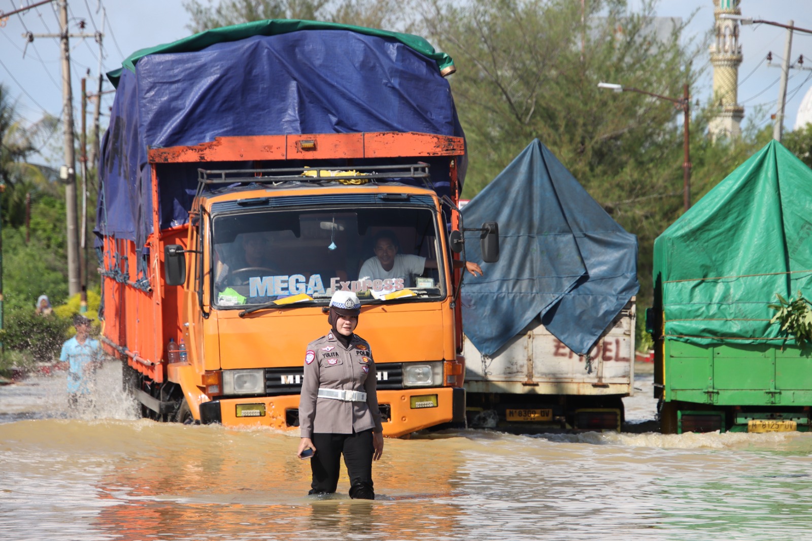 Genangan Air Lumpuhkan Jalan Utama Sumenep-Pamekasan, Arus Lalu Lintas Dialihkan