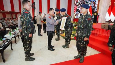 Kapolri Berikan Penghargaan Personel Berprestasi Serta Tegaskan Peningkatan Kualitas dan Kompetensi yang Dimiliki