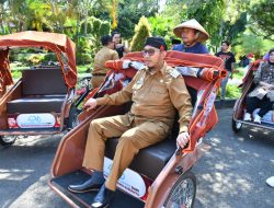 Achmad Fauzi Wongsojudo Salurkan Puluhan Unit Becak Listrik kepada Para Pengayuh Becak di Sumenep
