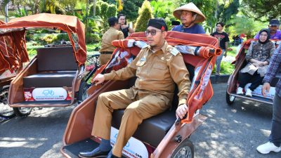Achmad Fauzi Wongsojudo Salurkan Puluhan Unit Becak Listrik kepada Para Pengayuh Becak di Sumenep