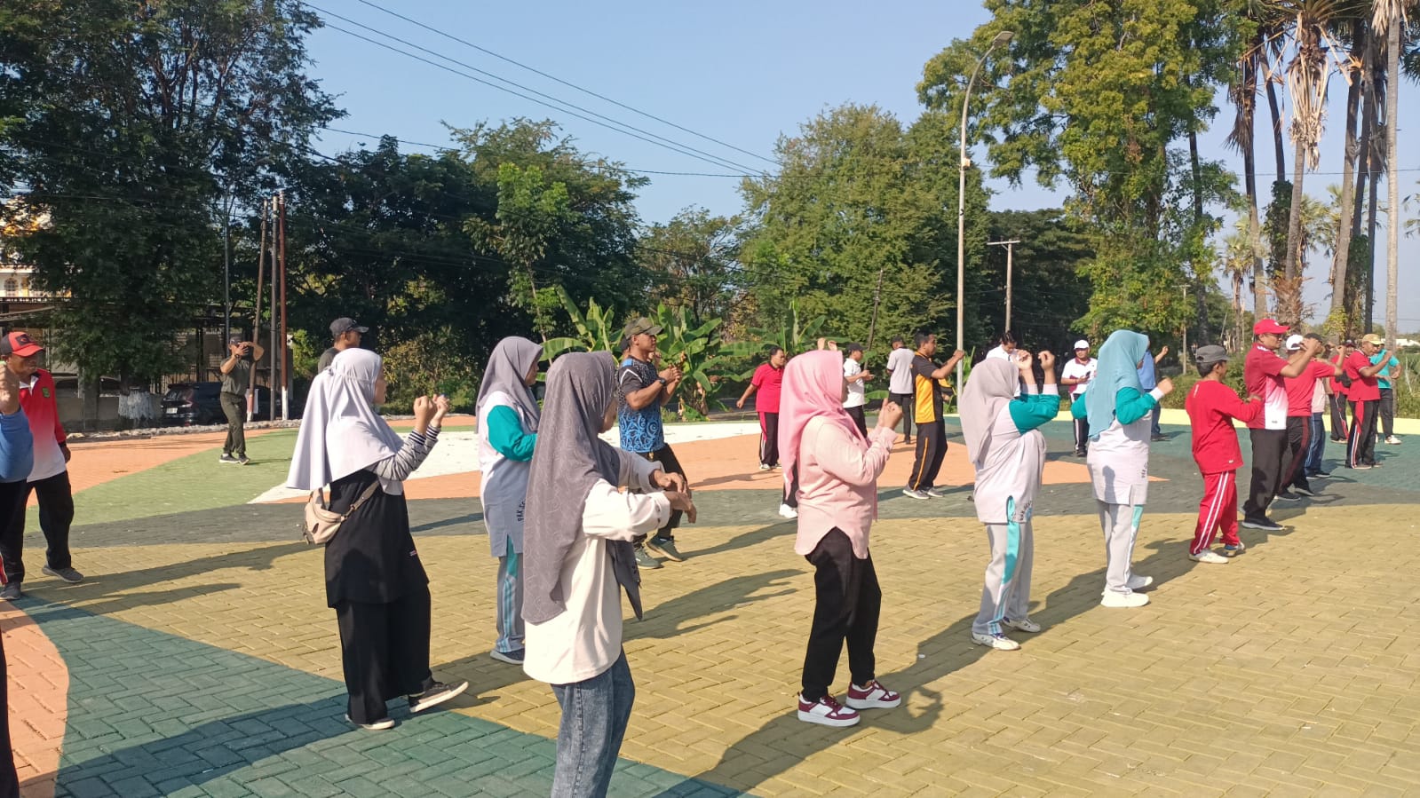 Gerakkan Hidup Sehat, ASN dan Pelaku Desa Kecamatan Pragaan Pagi Ini Gelar Senam di Tugu Keris