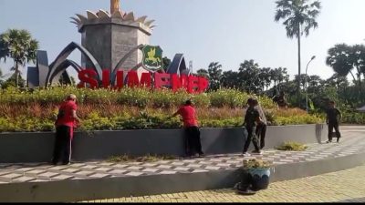 Sambut HUT Kemerdekaan RI ke-80, Forpimka Kecamatan Pragaan Menggelar Bersih-Bersih di Tugu Keris