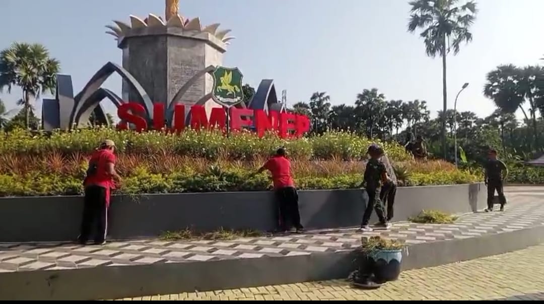 Sambut HUT Kemerdekaan RI ke-80, Forpimka Kecamatan Pragaan Menggelar Bersih-Bersih di Tugu Keris