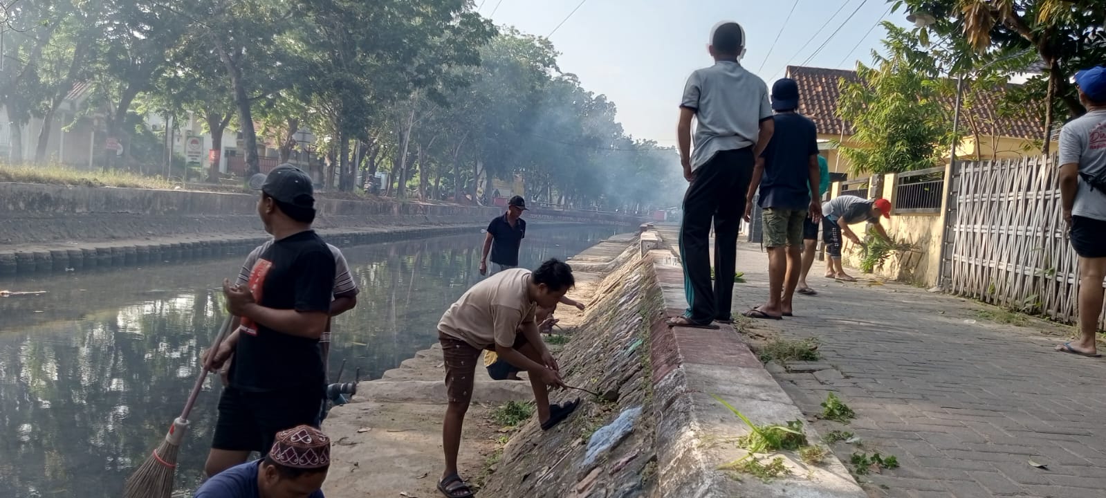 Warga RT 004/RW 002 Desa Pabian Sumenep Sambut HUT RI ke-80 dengan Lingkungan Bersih