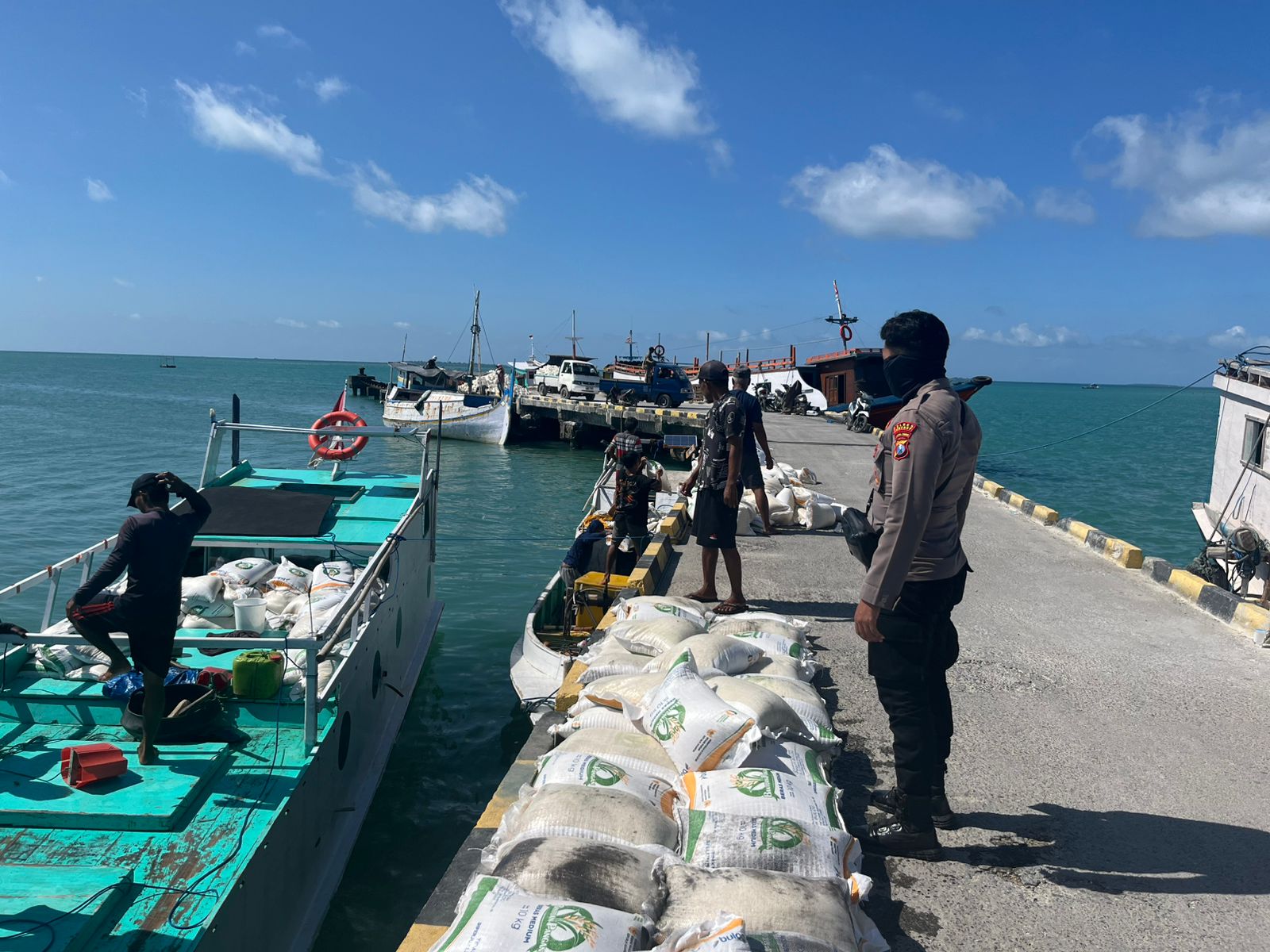 Kapal Pengangkut Beras Bulog Kandas di Perairan Pulau Raas, Seluruh ABK Selamat