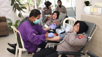 Hari Jadi Polwan RI ke-77 Polwan Polres Sumenep Bhakti Kesehatan dengan Donor Darah