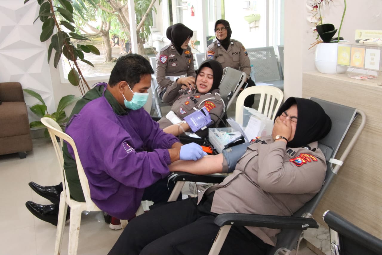 Hari Jadi Polwan RI ke-77 Polwan Polres Sumenep Bhakti Kesehatan dengan Donor Darah