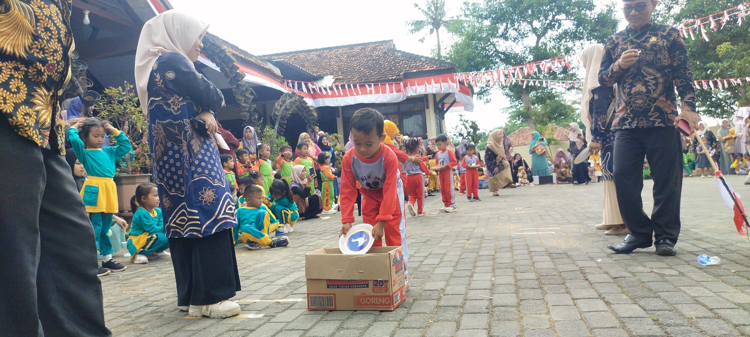 Semangat Gotong Royong Warnai Lomba Lari Estafet Bola Tingkat TK/RA di Kecamatan Guluk-Guluk