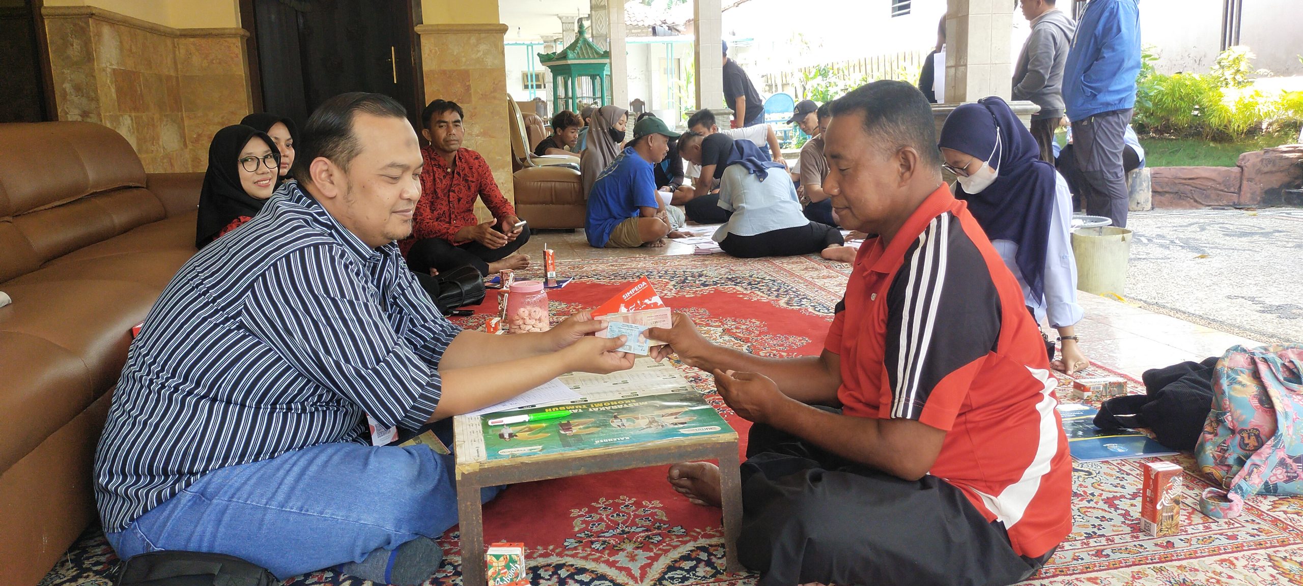 Pemprov Jatim Salurkan BLT DBHCHT Kepada Buruh Pabrik Rokok di PR HS Jaya Sumenep