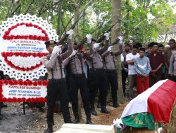 Berikan Penghormatan Terakhir Kapolres Sumenep Pimpin Upacara Pemakaman Bripka Rahmat Hidayat