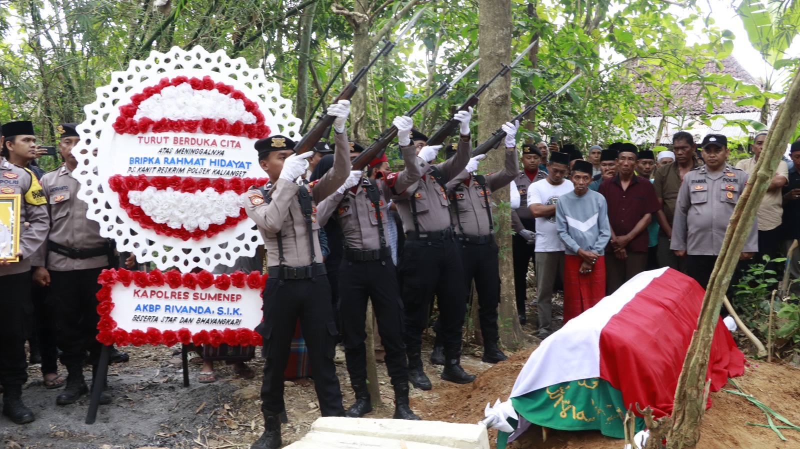 Berikan Penghormatan Terakhir Kapolres Sumenep Pimpin Upacara Pemakaman Bripka Rahmat Hidayat