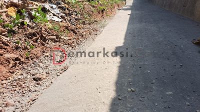 Baru Beberapa Bulan Dikerjakan, Jalan Rabat Beton di Desa Pamolokan Rusak